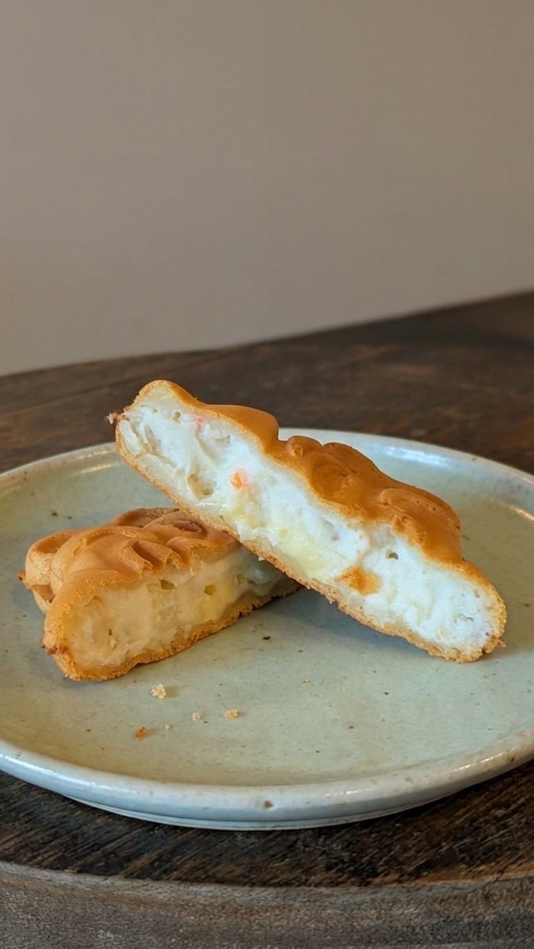 えびす焼き チーズポテト(330円税込)の断面。チーズとポテトがたっぷり